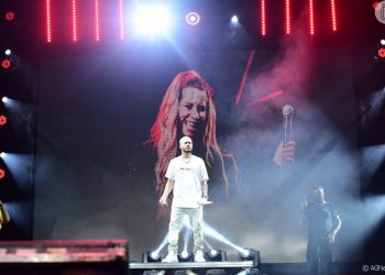 Kevinho homenageia Marília Mendonça durante show em Fortaleza