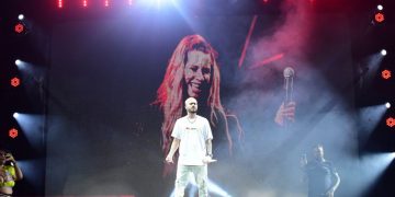 Kevinho homenageia Marília Mendonça durante show em Fortaleza