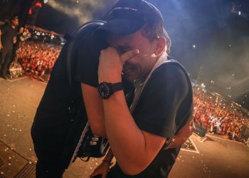 João Gomes chora ao fazer show pela 1ª vez em terra natal; confira