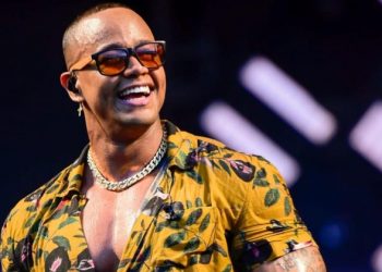 Após hiato, Léo Santana retorna com Baile da Santinha e cai na emoção; confira
