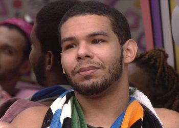 Confinado no BBB, Vinicius se emociona com carinho dos brothers: “Você é iluminado”