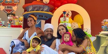 Carlinhos Brown reúne esposa e filhos em foto rara; confira