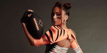 Anitta homenageia crush americano em ensaio de bloco em São Paulo; confira