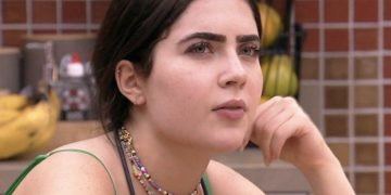 Dentro do BBB, Jade Picon aprende a varrer casa e vira meme nas redes sociais