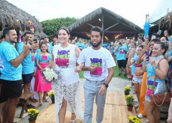 Casal faz casamento com tema de bloquinho de carnaval em Fortaleza; confira