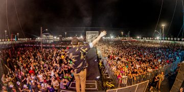 Zé Vaqueiro e Nattan animam o público no São João de Maracanaú