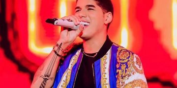 Zé Vaqueiro recebe placa de 1 bilhão de streamings nas plataformas digitais