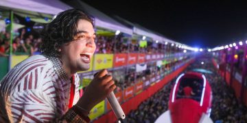 Gravação de clipe, emoção e foguete na avenida: Foliões vivem grandes surpresas no segundo dia de Fortal