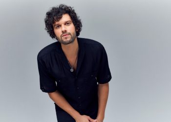 Com mistura vibrante do pop e rock, Davi Cartaxo lança single “Maçã”