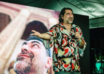 Com Zeca Camargo no line up, sábado de Winds For Future traz paineis de comunicação, ESG, saúde e até desfile de moda nas areias do Cumbuco