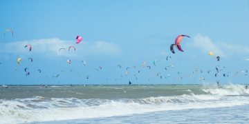 Winds For Future encerra edição com recorde global de 884 kitesurfistas no mar ao mesmo tempo