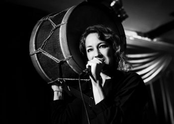 Cantora e compositora Karina Buhr faz show nesta SEXTA, 21/10, às 19h, no CCBNB Fortaleza. Entrada franca