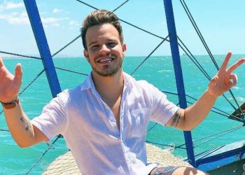 MF na praia: Matheus Fernandes faz show sunset em Fortaleza