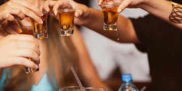 Grupo Seu Domingo promove happy hour e rodada grátis de cachaça artesanal durante os jogos do Brasil