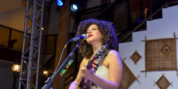 Com apresentação de Victor Costa, Roberta Campos realiza show no Porto das Dunas Praia Hotel