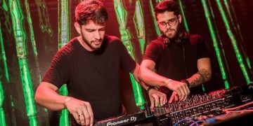 Programação com entrada gratuita no Praiow abre final de semana com futebol, shows, praia, amigos e pets, na Praia do Futuro