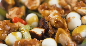 Luiz Victor Torres ensina receita de salada leve e sem lactose com ingredientes Tijuca