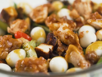 Luiz Victor Torres ensina receita de salada leve e sem lactose com ingredientes Tijuca