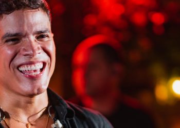 Marcos Lessa se apresenta com Bloquinho de Carnaval no restaurante Illa Maré