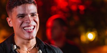 Marcos Lessa se apresenta com Bloquinho de Carnaval no restaurante Illa Maré