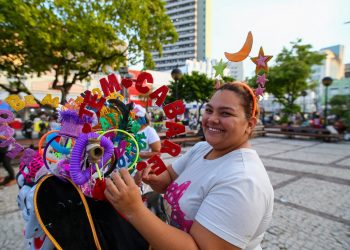 Ciclo Carnavalesco 2023 gera oportunidade de renda para vendedores ambulantes de Fortaleza