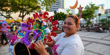 Ciclo Carnavalesco 2023 gera oportunidade de renda para vendedores ambulantes de Fortaleza
