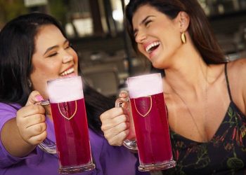 Mês da mulher: cervejaria artesanal cearense lança chope de pitaya e manga na cor rosa