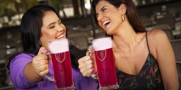 Mês da mulher: cervejaria artesanal cearense lança chope de pitaya e manga na cor rosa