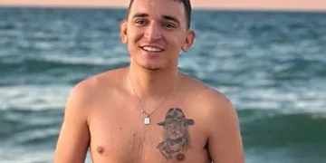 João Gomes curte praia no litoral do Ceará com namorada