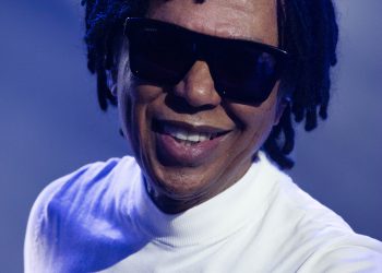 Djavan confirma show da turnê ‘D’ em Fortaleza para 2024