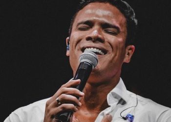 Marcos Lessa faz tributo a Roberto Carlos no Coco Bambu