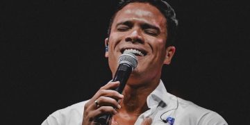 Marcos Lessa faz tributo a Roberto Carlos no Coco Bambu