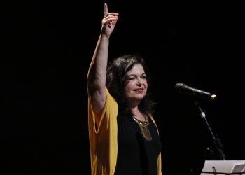 Amelinha realiza show no Cineteatro São Luiz neste domingo; saiba mais