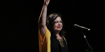 Amelinha realiza show no Cineteatro São Luiz neste domingo; saiba mais