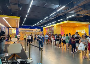 Após anúncio da programação, foliões fazem fila para compra de ingressos na Central do Fortal