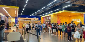 Após anúncio da programação, foliões fazem fila para compra de ingressos na Central do Fortal