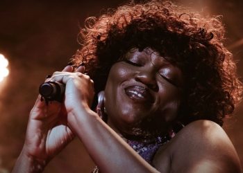 Luedji Luna vem a Fortaleza para show gratuito em julho na Estação das Artes