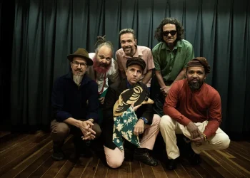 Banda pernambucana Mestre Ambrósio faz show gratuito no Dragão do Mar; saiba mais