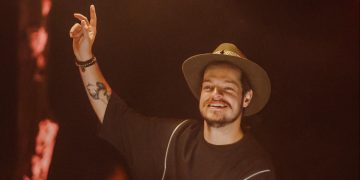 Em cenário paradisíaco, Bhaskar apresenta nova edição do ‘Follow The Sun’, em Fortaleza