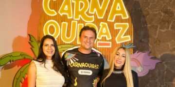 Prefeito de Aquiraz com a primeira dama e a cantora Taty Girl