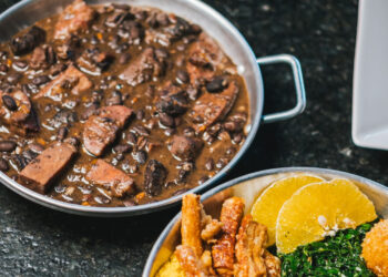 Open de feijoada, chope, caipirinha, música e transmissão da final da Libertadores movimentam a Cervejaria Turatti neste sábado (29)