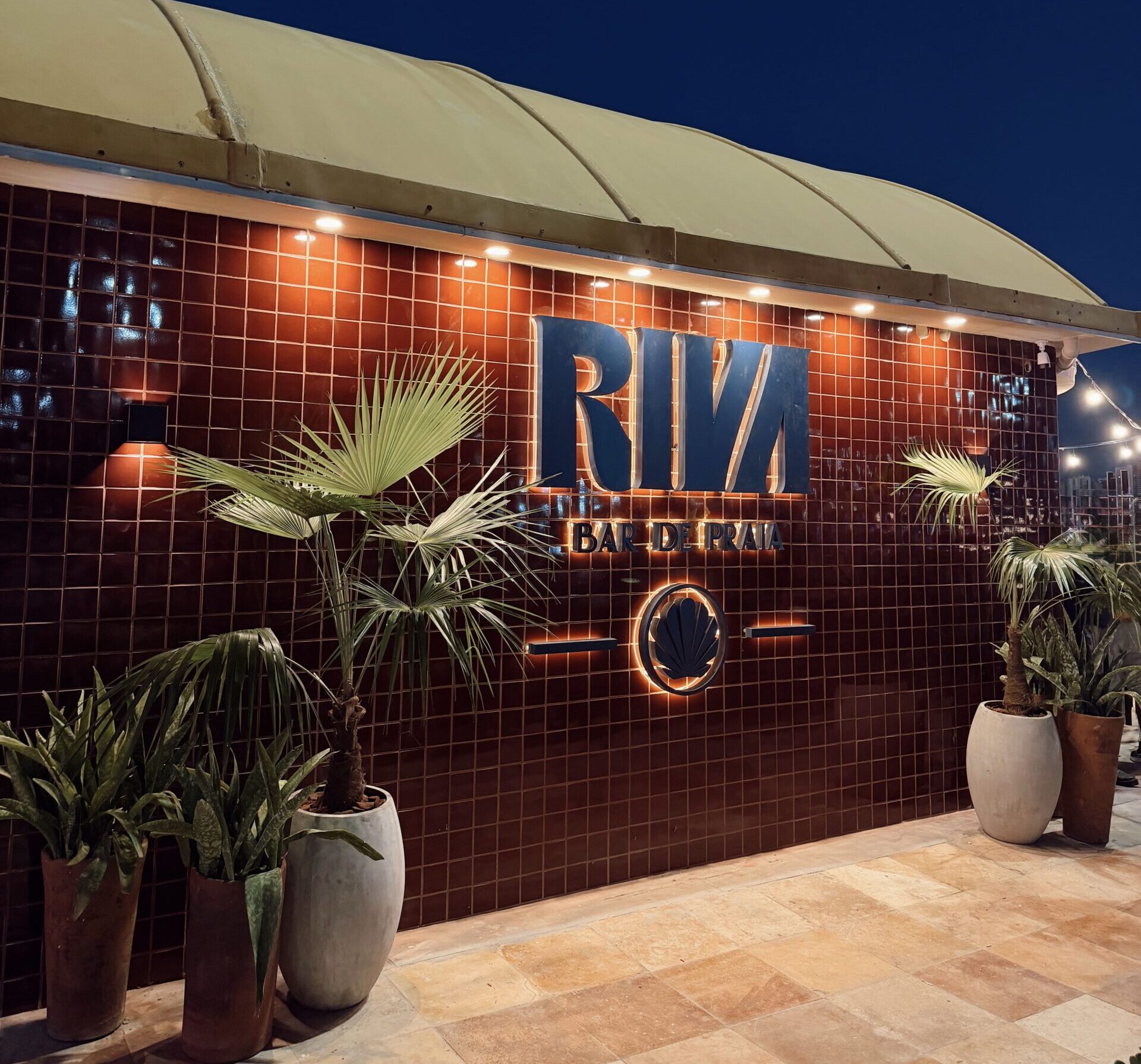 Riva Bar de Praia será inaugurado na Beira-Mar de Fortaleza com proposta que une gastronomia, música e experiência à beira-mar