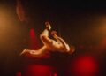 Espetáculo de trapézio propõe uma experiência entre acrobacia, som e magia no Teatro Dragão do Mar