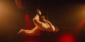 Espetáculo de trapézio propõe uma experiência entre acrobacia, som e magia no Teatro Dragão do Mar